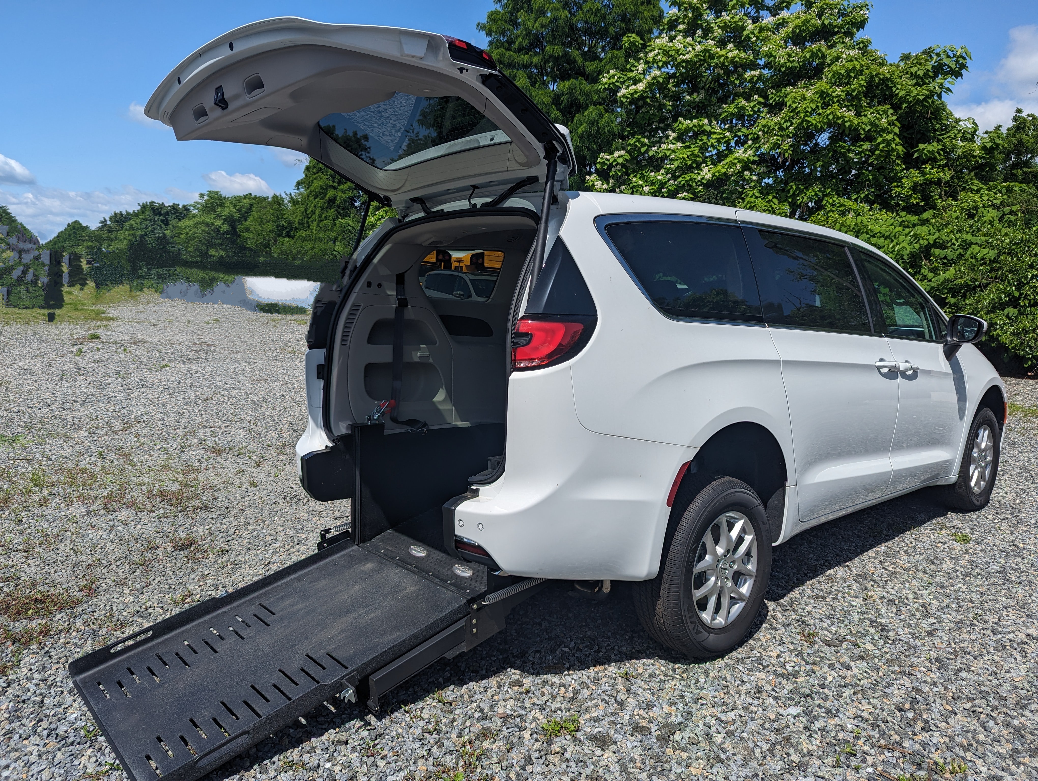 2024 Chrysler Pacifica (Rear Wheel Ramp)