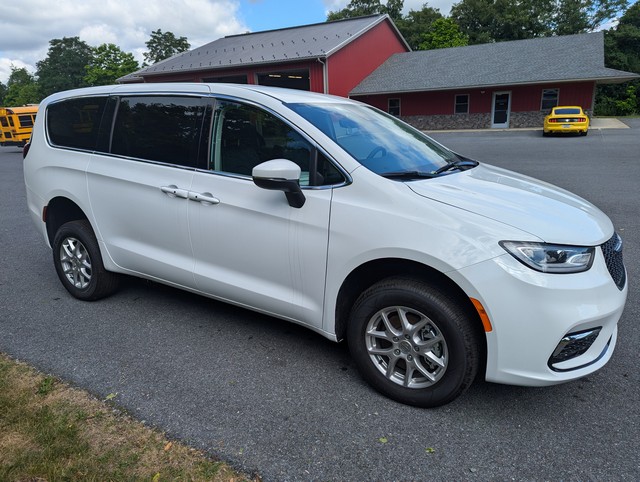 2024 Chrysler Pacifica (Rear Wheel Ramp)