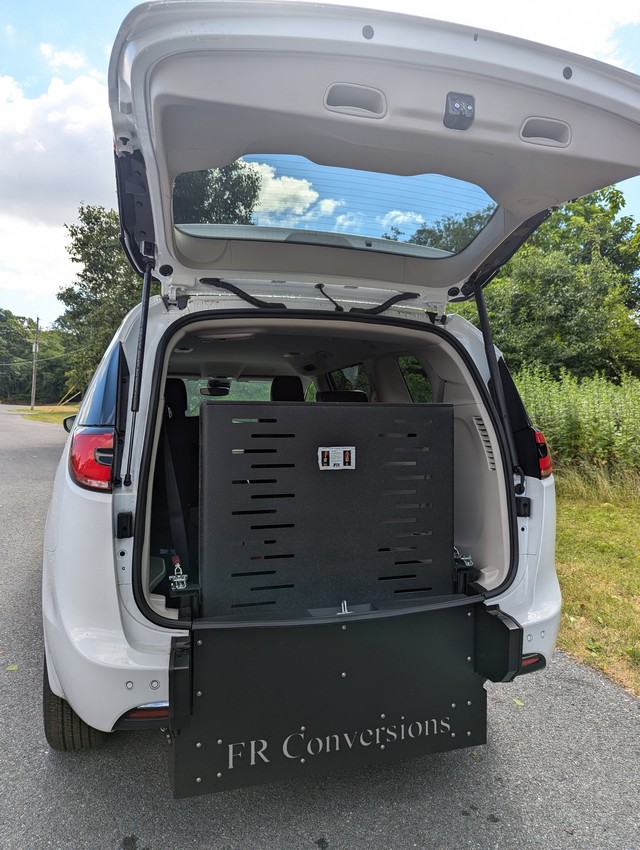 2024 Chrysler Pacifica (Rear Wheel Ramp)
